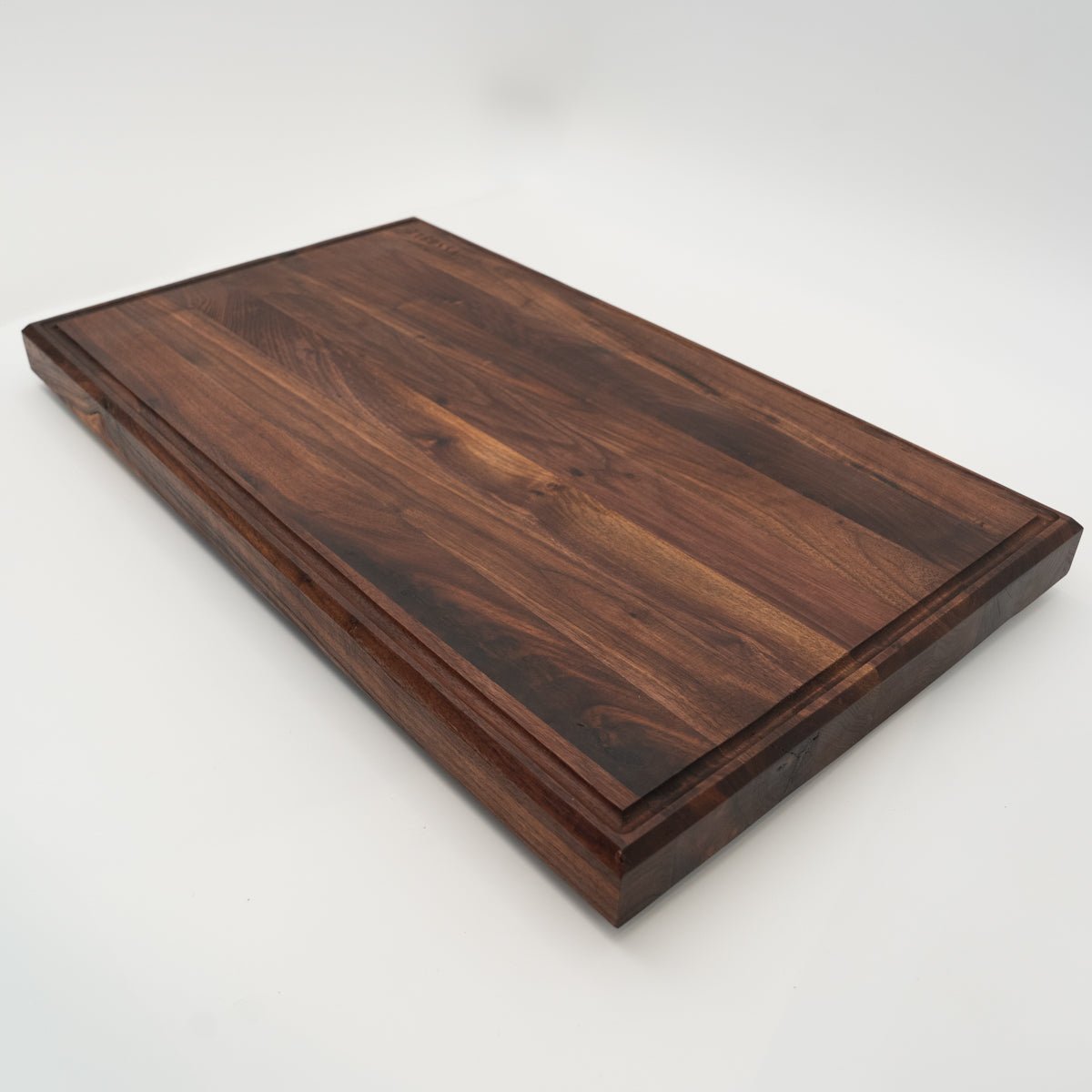 BABOSSA | Nussbaum Schneidebrett XL | Naturkante | Saftrille | 70x40x6 cm - BABOSSABABOSSA | Nussbaum Schneidebrett XL | Naturkante | Saftrille | 70x40x6 cmHolzbrettBABOSSABABOSSA